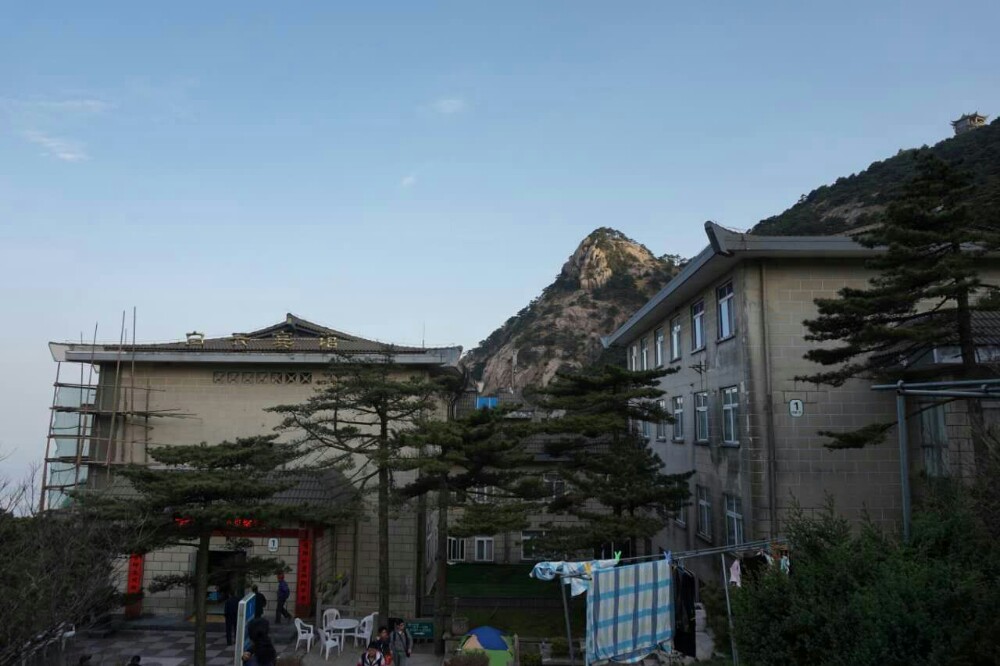 黄山山上住缩宾馆就几间,还很贵,选了排云楼两人间,环境设施都不错.