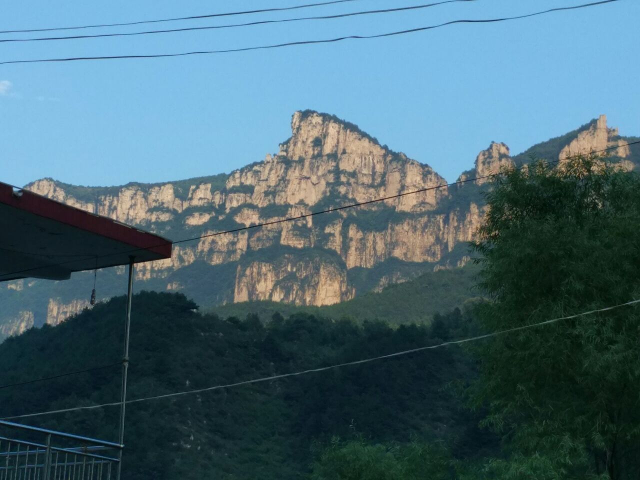 【携程攻略】林州王相岩景点,夏天这里游客多,写生的.