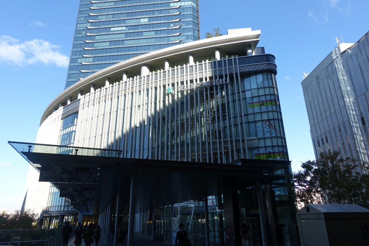 大阪站周围聚集了大丸百货,lucua,阪神,友都八喜,阪急,grandfront