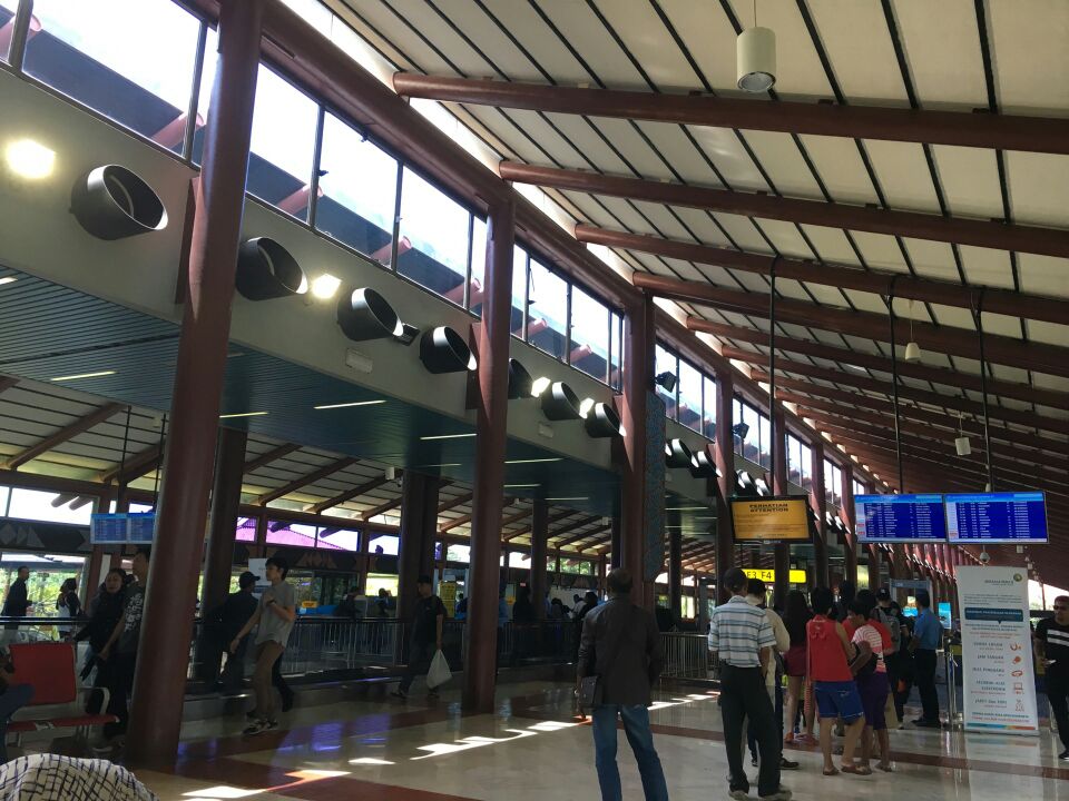 苏卡诺哈达国际机场是印尼雅加达的国家机场,机场很大充满了东南亚
