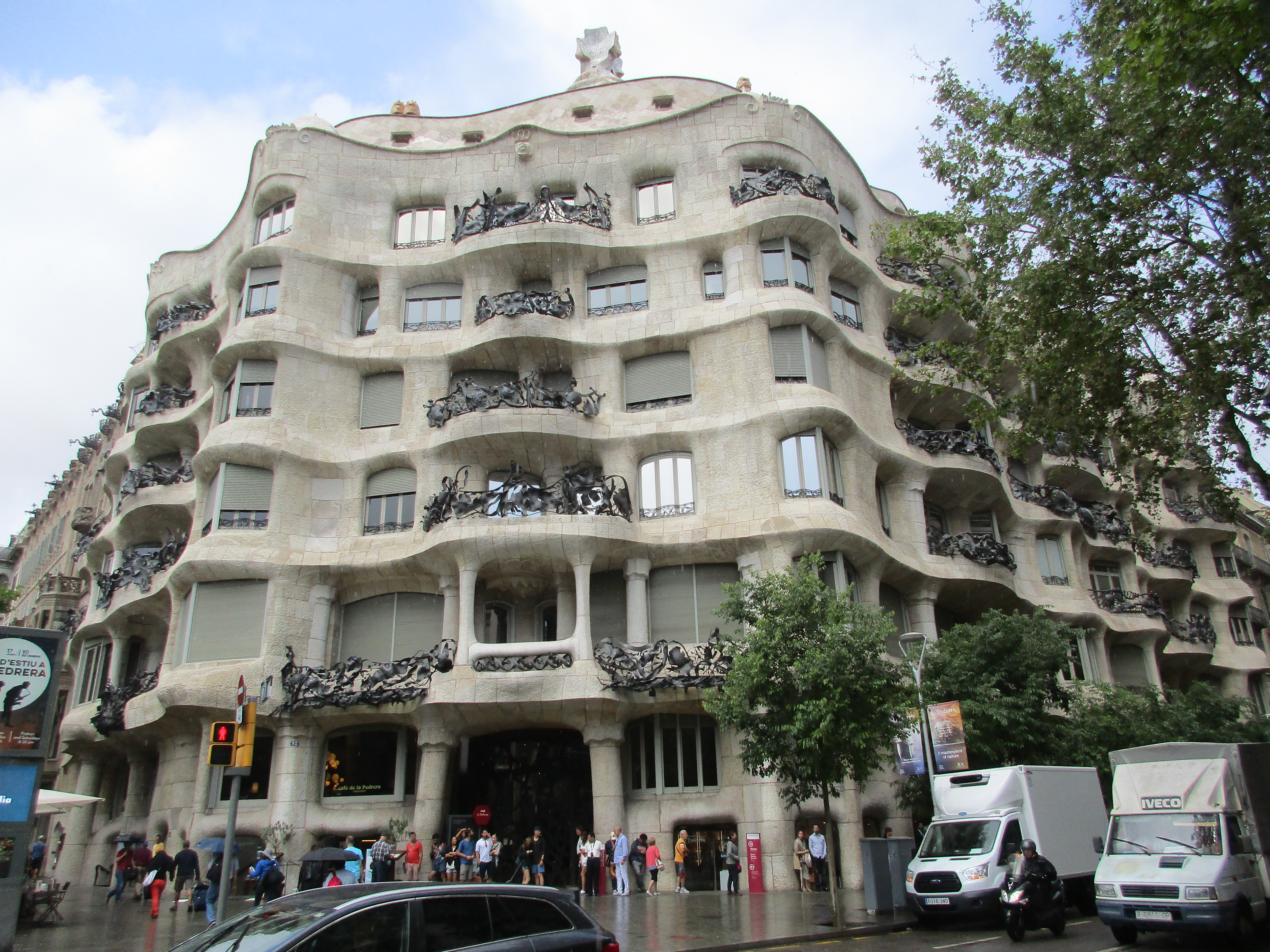 米拉公寓在巴塞罗那市中心著名的"不和谐街区.