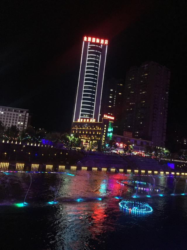 我们领略了宣恩的流光溢彩的夜景