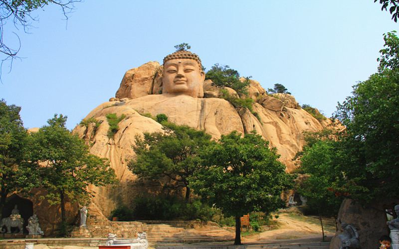 著名的五莲大佛,佛身是山体,佛首是山顶一块完整巨大的花岗岩,石佛呈