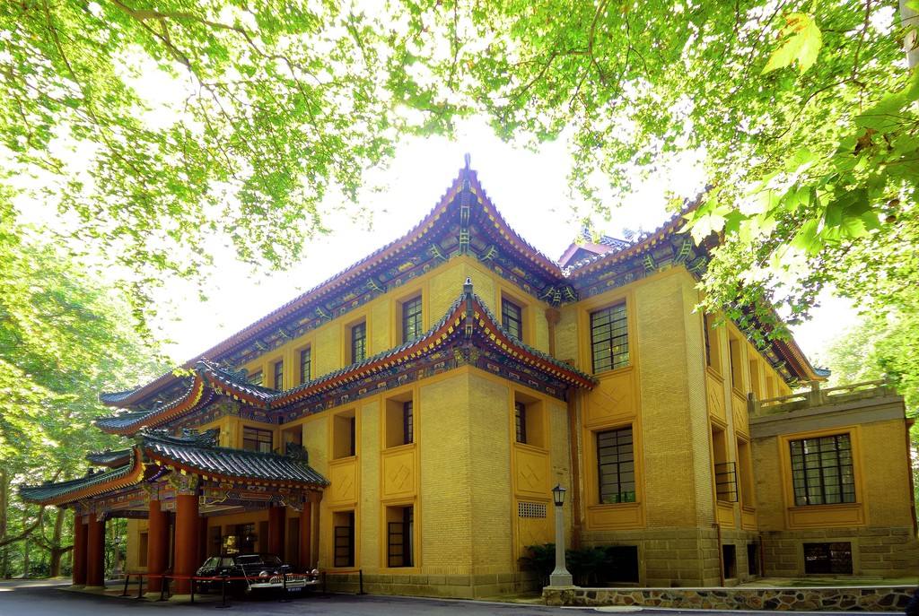 美龄宫是南京地区单体规模最大的别墅,占地面积百余亩,建筑面积2000多