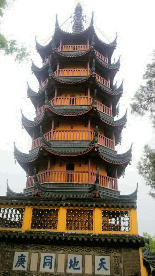 风景很美,寺庙不是很大,但是非常精致,也是镇江市的标志性建筑