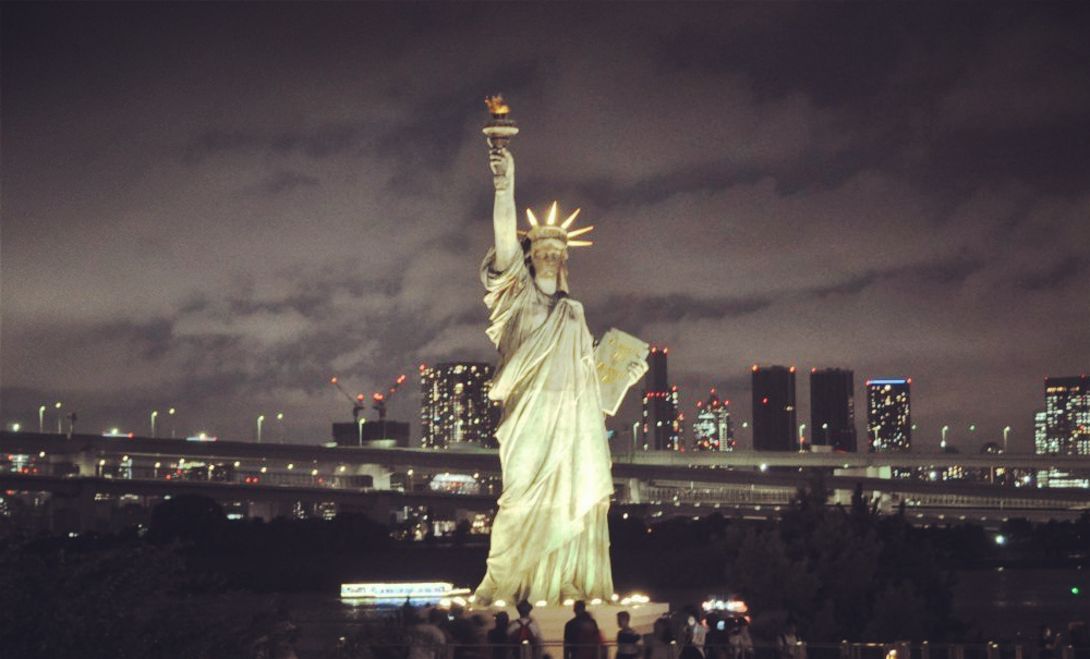 遗憾的是,自由女神像晚上并不怎么亮,当然和美国的是没办法比的,日本