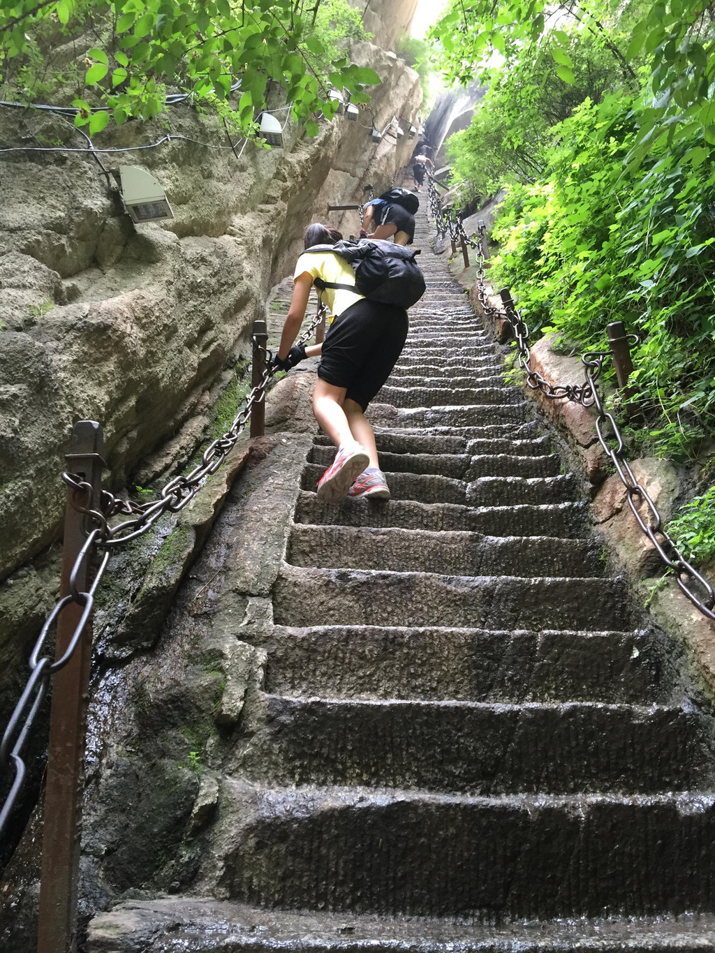 爬行千尺幢很辛苦,闺女在努力往上爬.徒步登山,可以磨练小姑娘的意志.