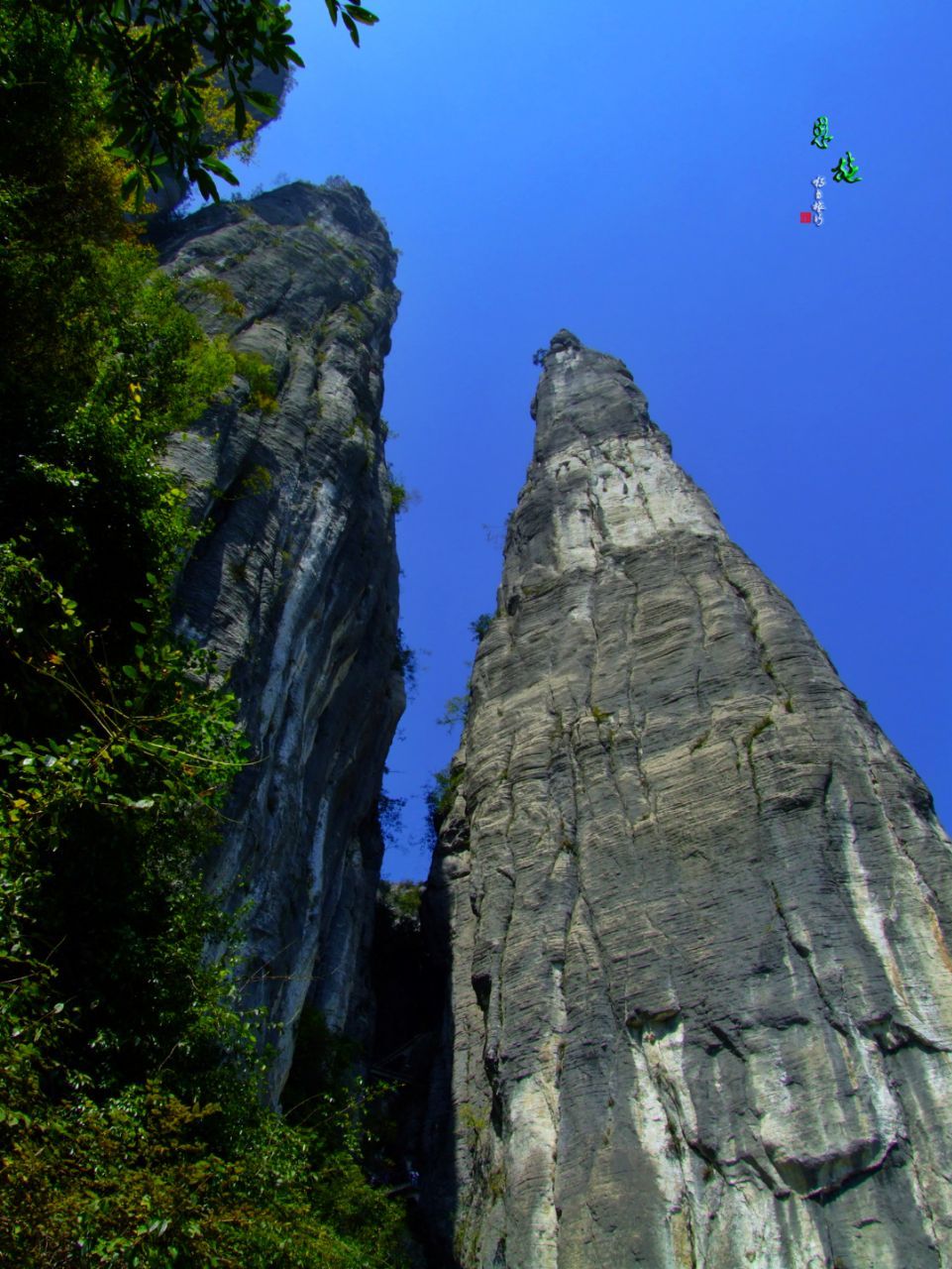 石灰岩群峰,有的是独立的山峰,直指苍穹;有的像一堵墙,横亘在你的面前