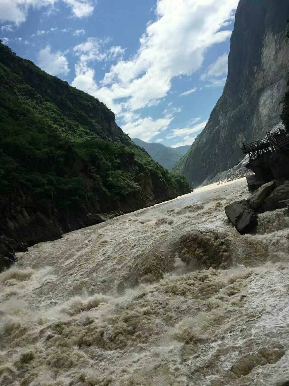 虎跳峡位于云南丽江金沙江上游,由上虎跳,中虎跳,下虎跳组成.