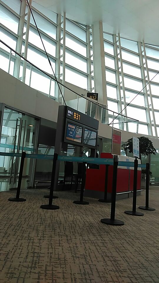 机场有三个航站楼.也许因为暑运高峰,在安检处排了好长时间.