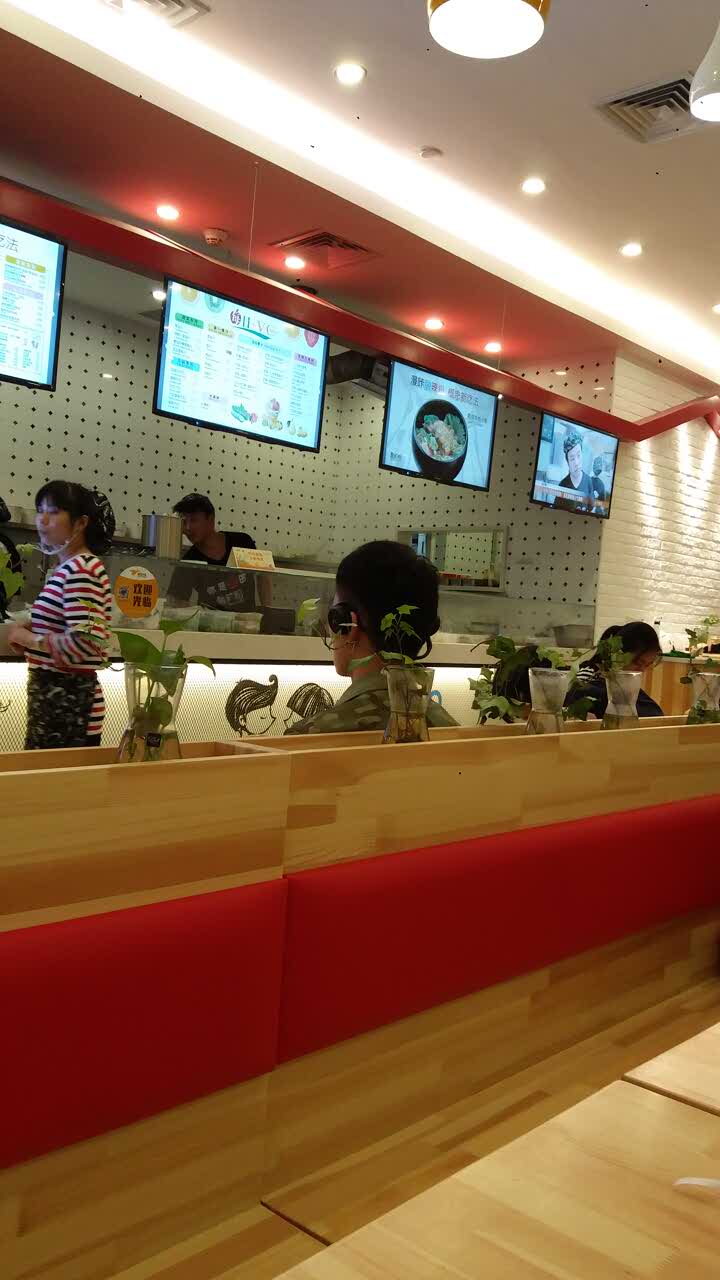 2020漫咔酸辣粉(世博店)美食餐厅,服务员态度也很好.