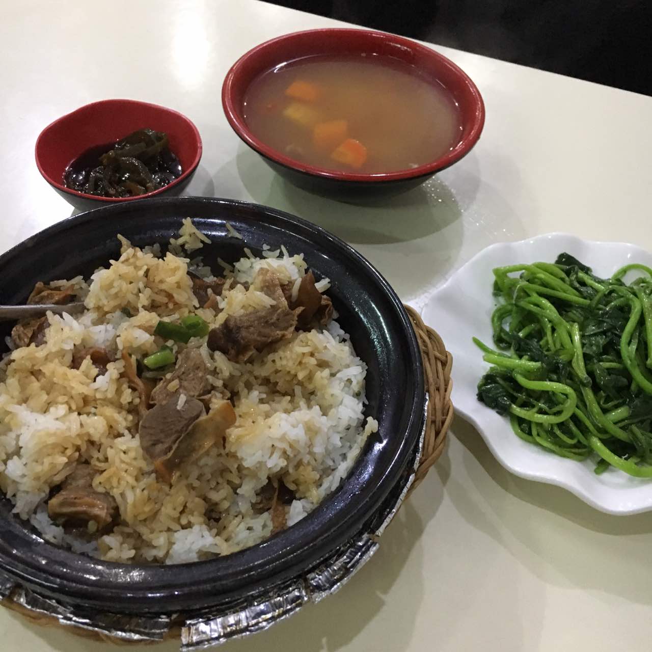 就在小区门口,不想做饭的时候过来吃个煲仔饭,美味又方便.