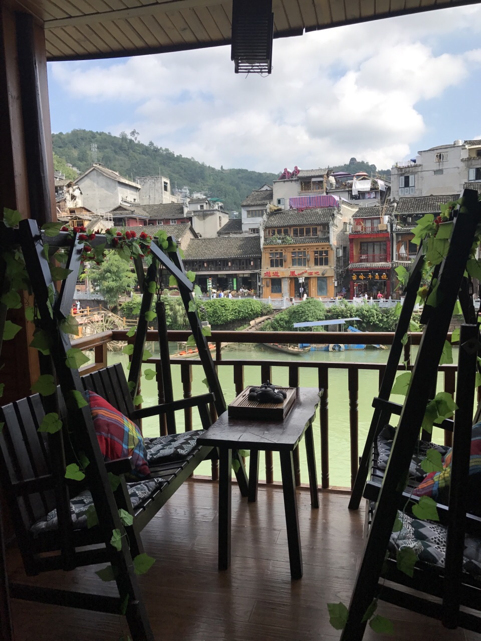 吊脚楼坐在摇椅上喝酒喝茶观景非常的休闲狭义.