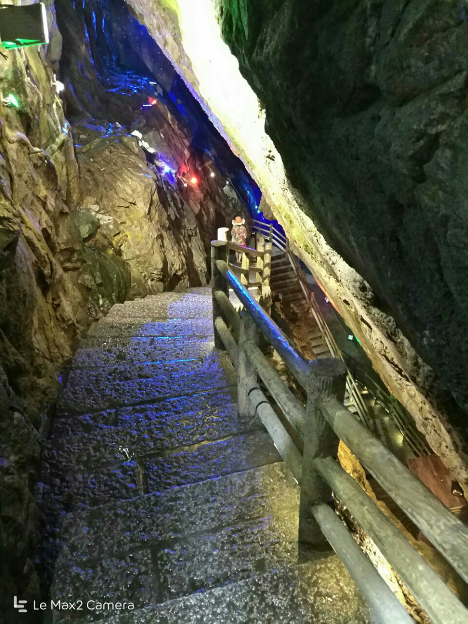 明月山上风景秀丽,云雾缭绕,夏天去的话能明显感觉山上空气凉爽,负氧