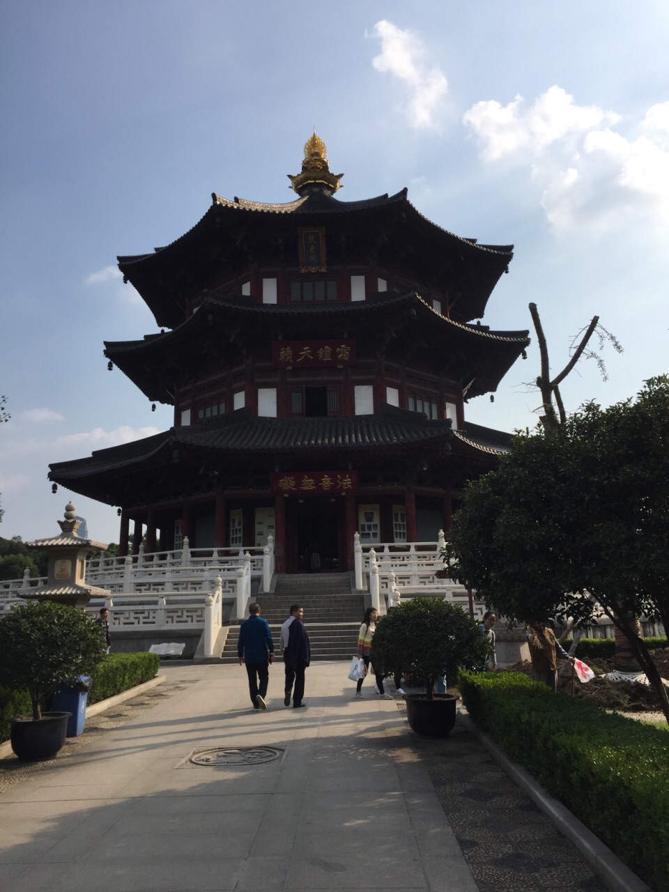 去寒山寺主要是因为情怀,姑苏城外寒山寺,夜半钟声到客船,是这首诗