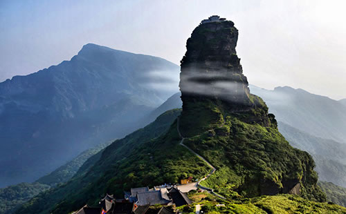 金顶山风景区位于河南省确山县蚁峰县境内,距驻马店市,京广铁路,京珠