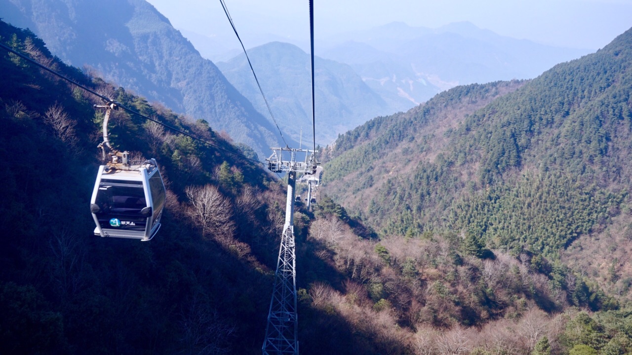 明月山不愧为5a级景区,我们一行6人其中4人是70,80的老人,选择索道