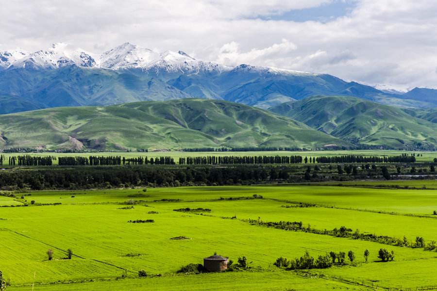 那拉提旅游风景区,位于新疆新源县境内,地处天山腹地,伊犁河谷东端,总