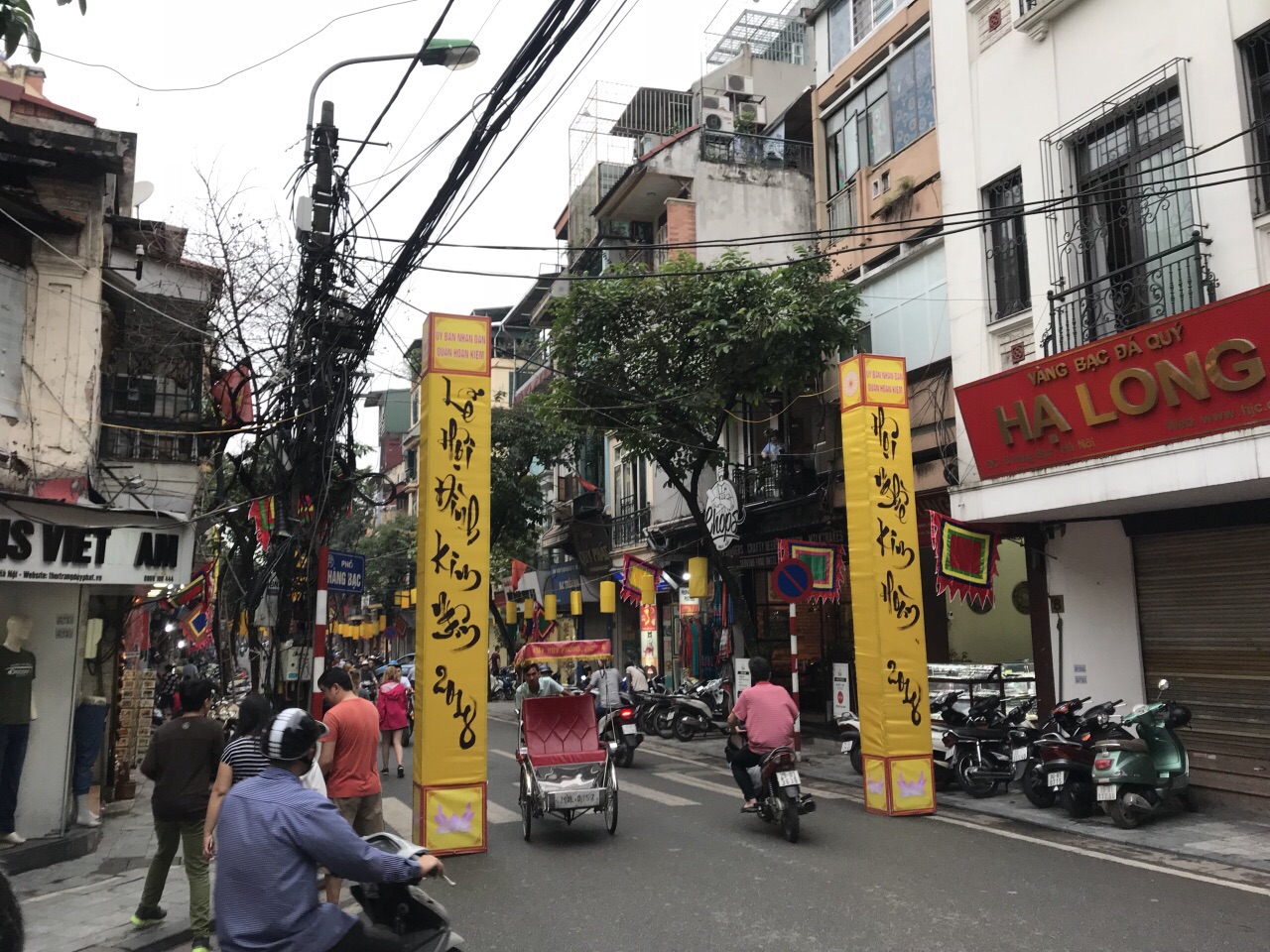 河内老城区是极具越南特色的市民生活娱乐区域,还剑湖,三十六行街及