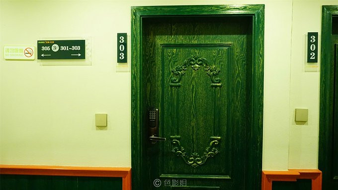 特意拍了一张客房木门的图片,实木门绿色的油漆雕,还有花草浮雕,看到