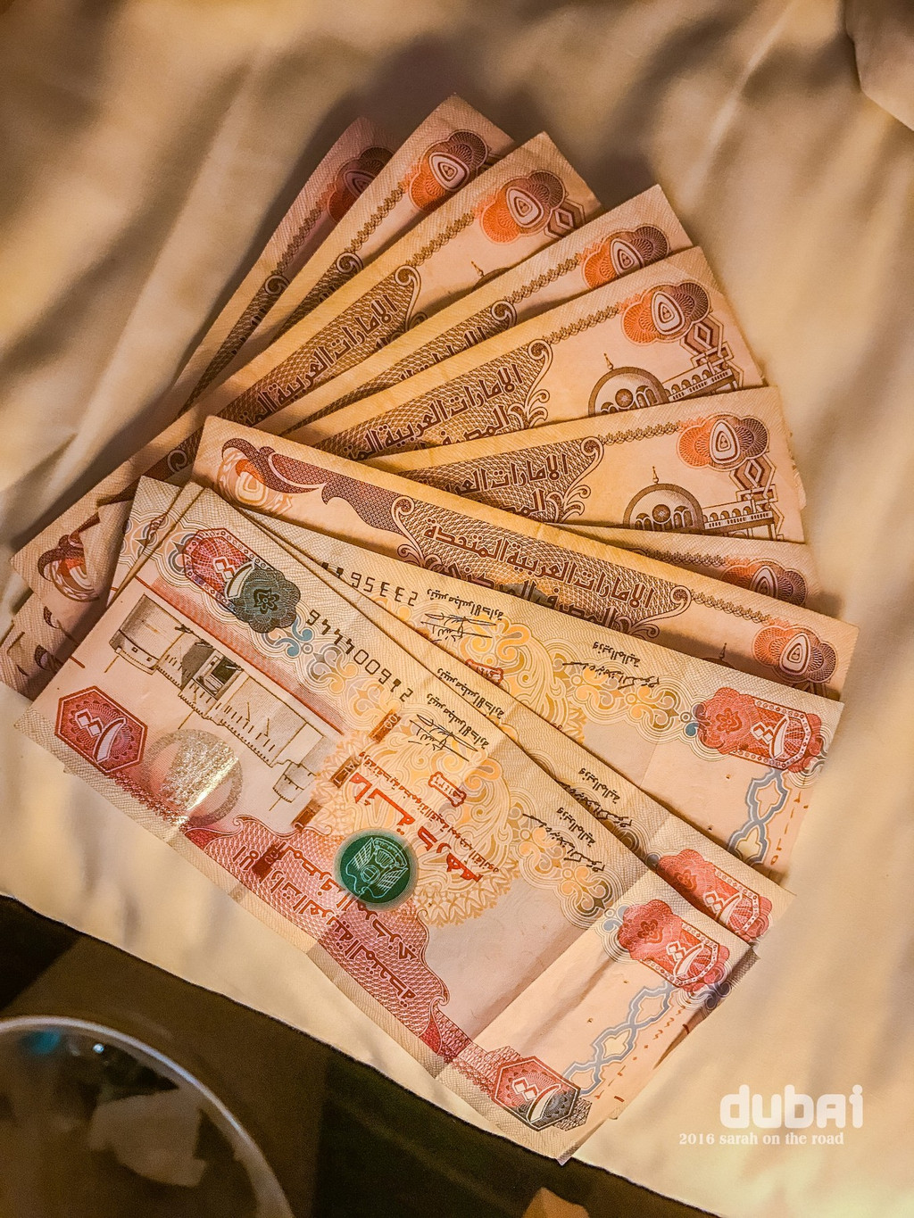 阿联酋货币迪拉姆和迪拜阿布扎比 库存图片. 图片 包括有 酋长管辖区, 中间, 背包, 阿拉伯人, 海湾 - 195588981