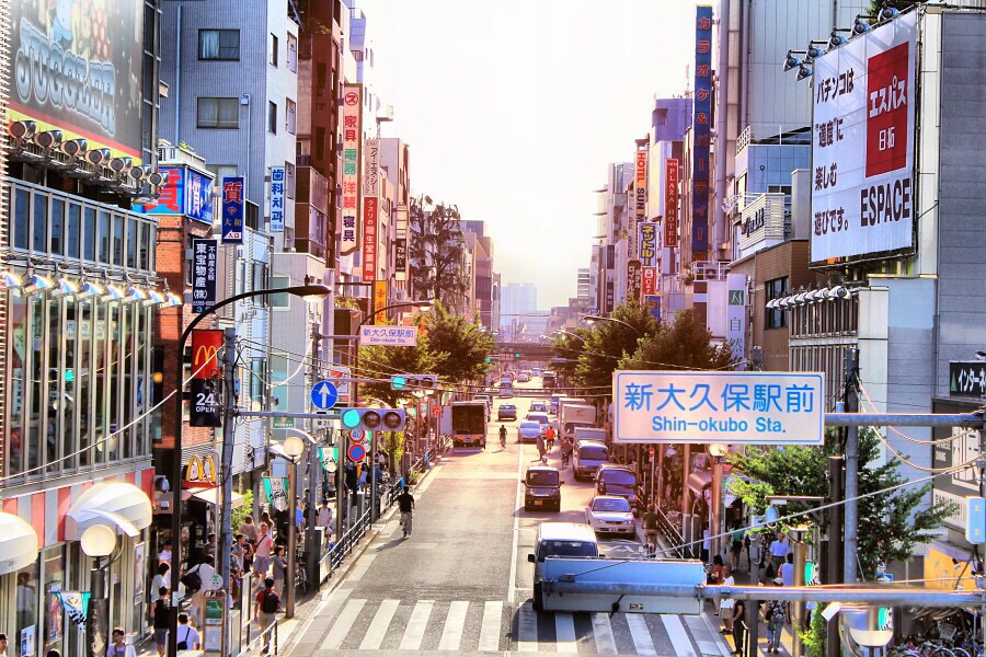 新大久保是东京挺有名的的街道小镇这里挺适合和朋友一起去交通很方便