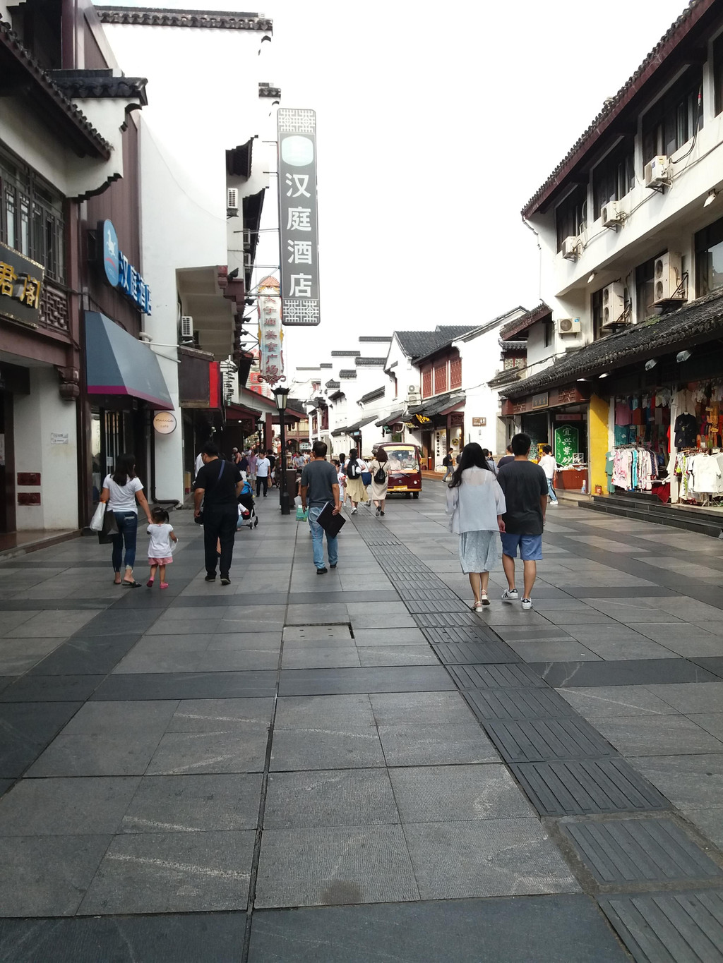 街景,两街一河再加一个小吃城,两个小时浮光掠影足矣——南京夫子庙