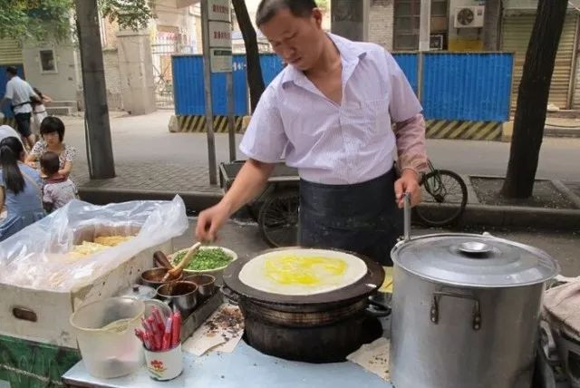 例如我们每天都会经过的, 比如:b姐早餐经常喜欢吃一家的鸡蛋饼, 小摊