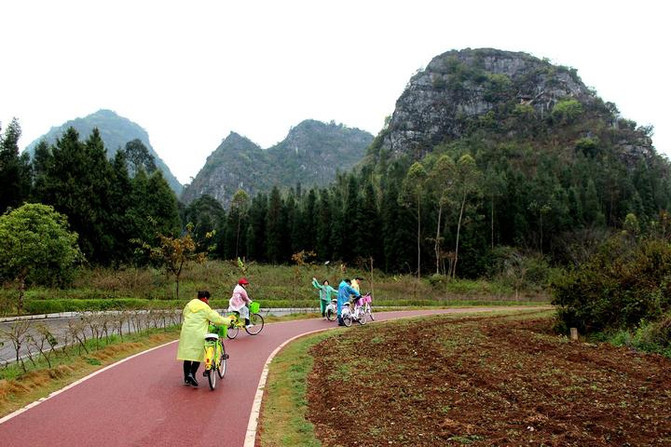 万峰林景区北大门小火车站,休息一会儿,走出景区从外面马路骑回将军桥