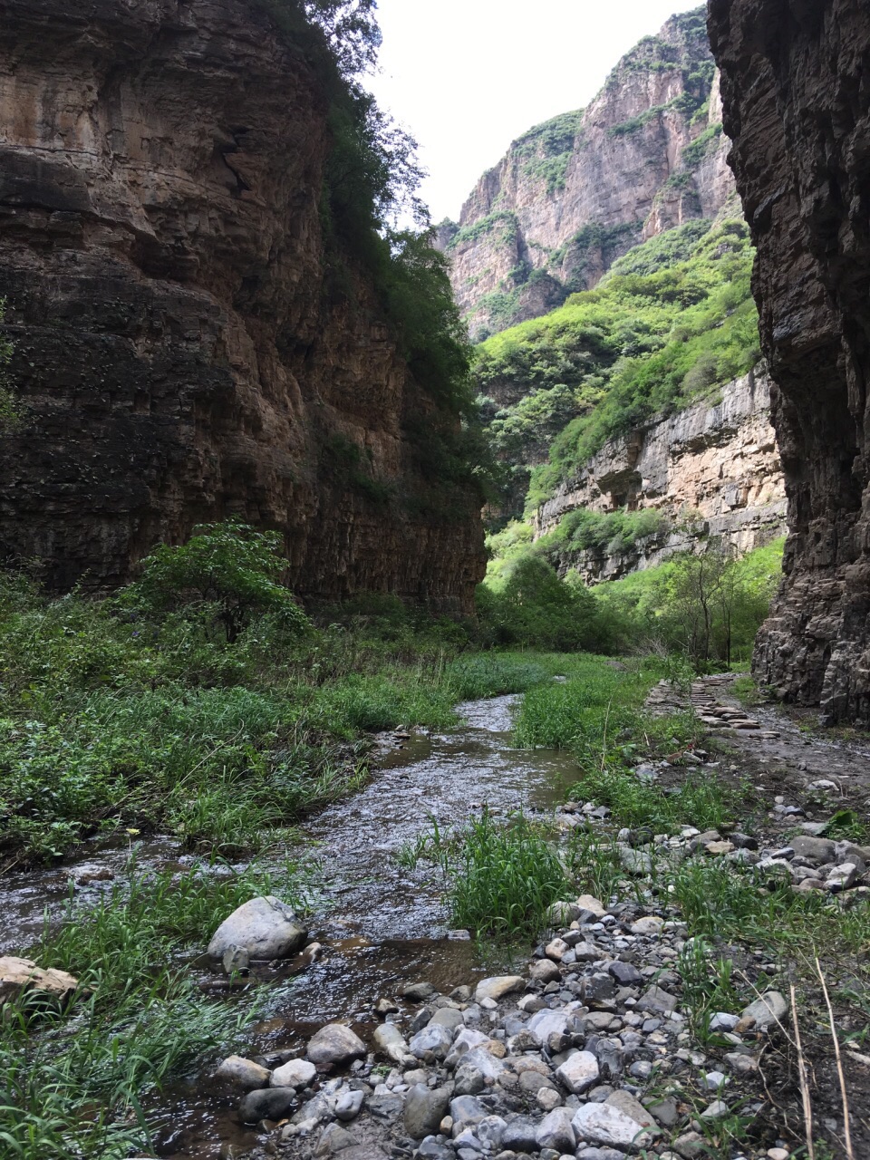 景区里没有商业服务设施,用餐饮水需自备.