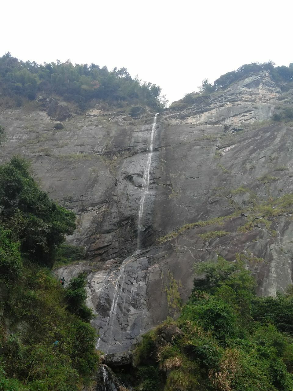 飞流直下三千尺情景,因长期不下雨而没有看到,但秀峰景区内人文,古迹