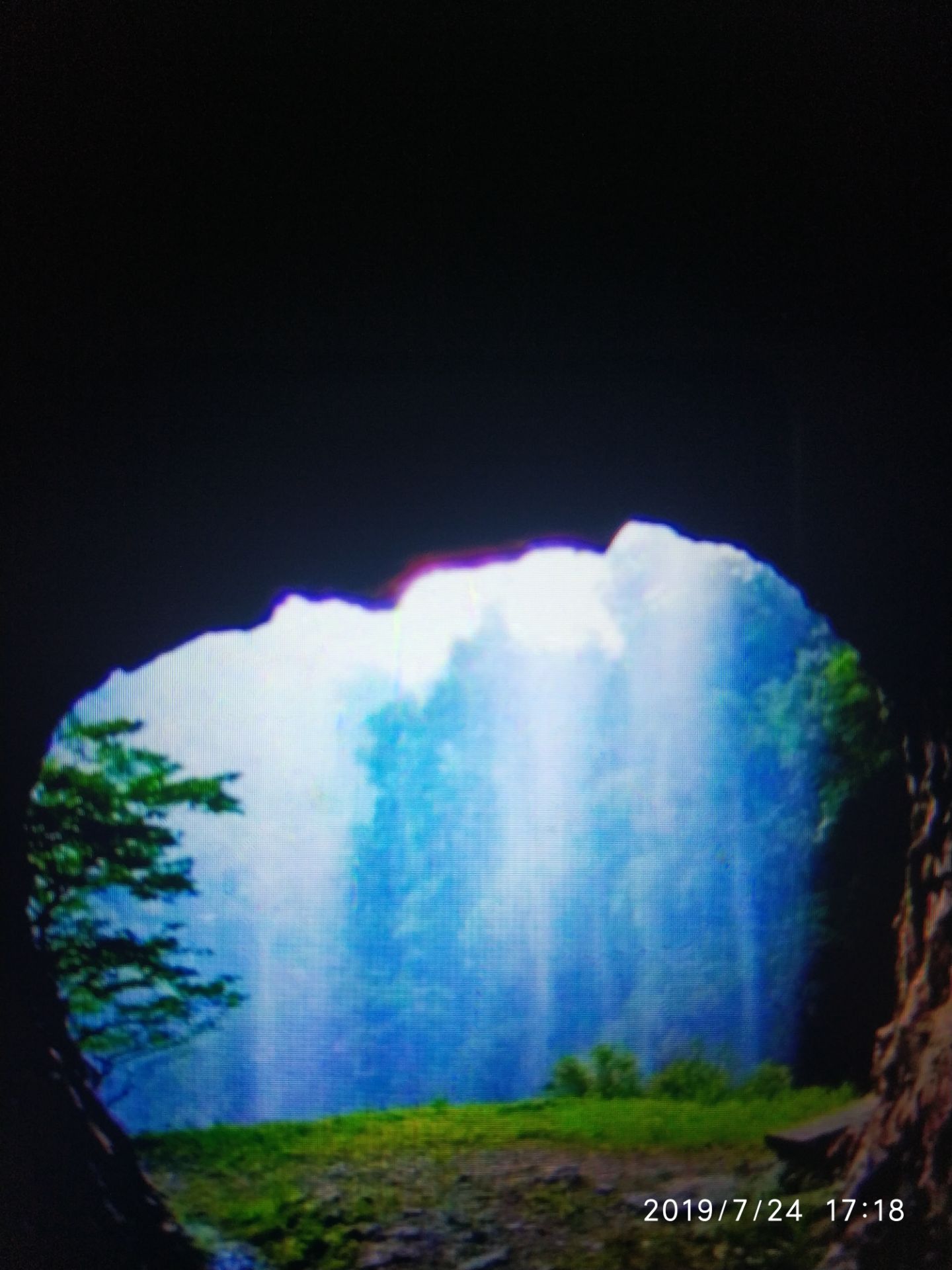 武夷山水帘洞 滨岩瀑布挂珠帘,两股飞泉泻洞前