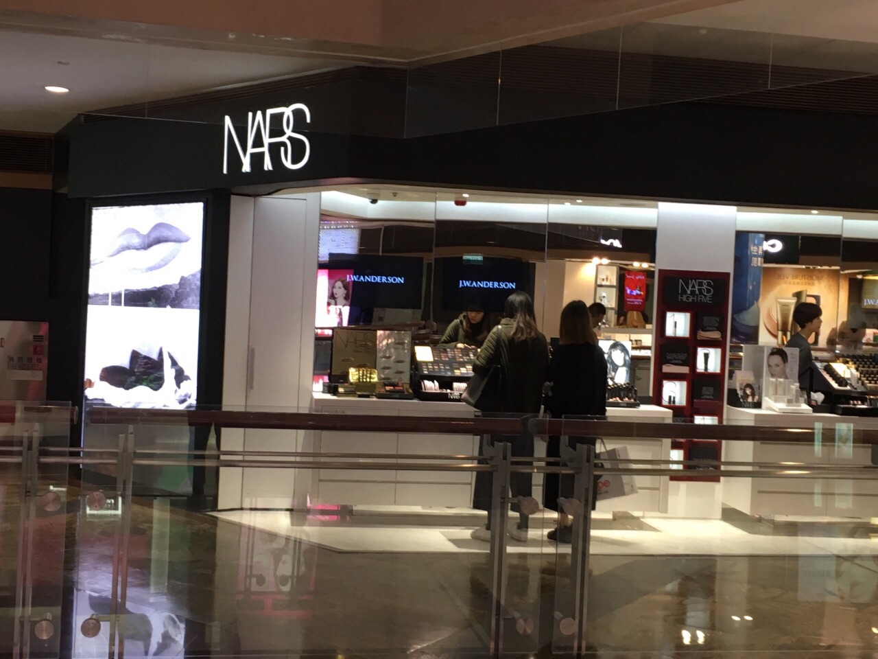 的nars并不在beauty avenue内部,这就使它拥有了一个独立的门店