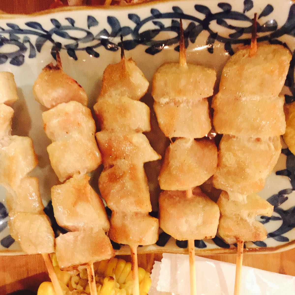 妹子相约吃串串,没想到找到这家家店居然也躺在绿哥的收藏中!写点评的时候才发现,又被妹子吐槽一把!
没有预约还好去的蛮早,店里还有位置!
【生啤】冰啤酒先喝起来,再开始哆哆叮叮哒点串串!
【桃味可尔比斯汽酒】妹子选的,尝了下偏甜!
【可乐】啤酒连续喝了3杯,该休息休息了,要了杯可乐漱漱口!
【煮牛筋】牛筋赞赞哒!
【惠比寿戎参色拉】名字好绕口,绿哥更爱里面的蔬菜!
&