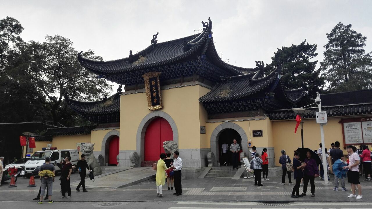 归元寺是武汉最有名的寺庙,商业气息较浓,数罗汉是最大的特色,双面