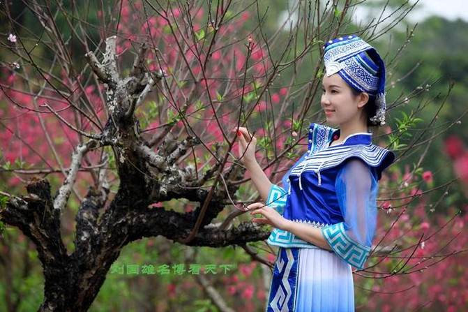 壮乡美景里,8个美女盛装外拍,谁才是三月三最美代言人