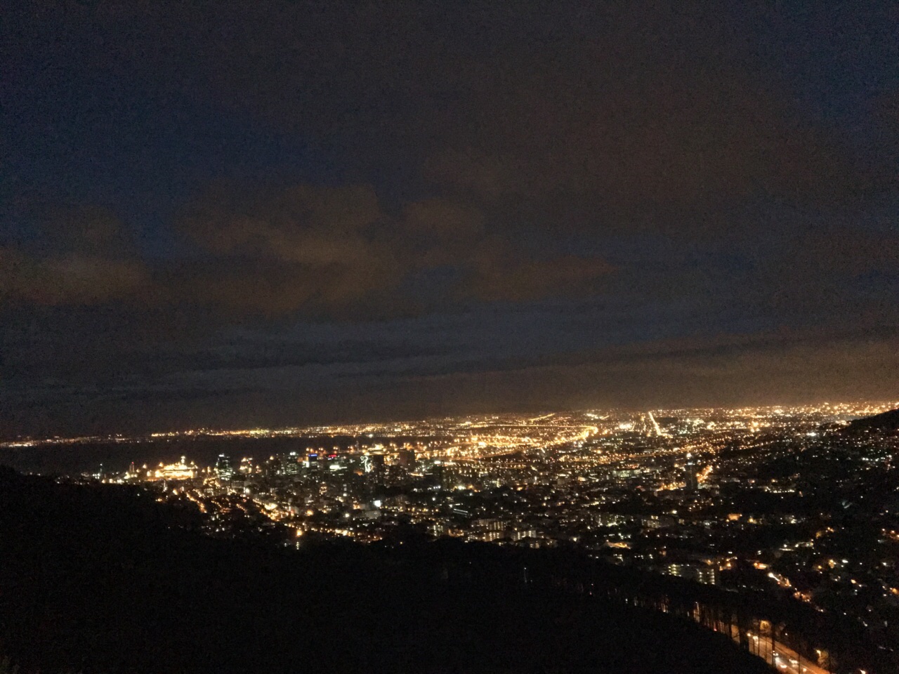 建议晚上登桌山,站在山顶往下看,美不胜收:开普敦很大,晚上所有的灯都