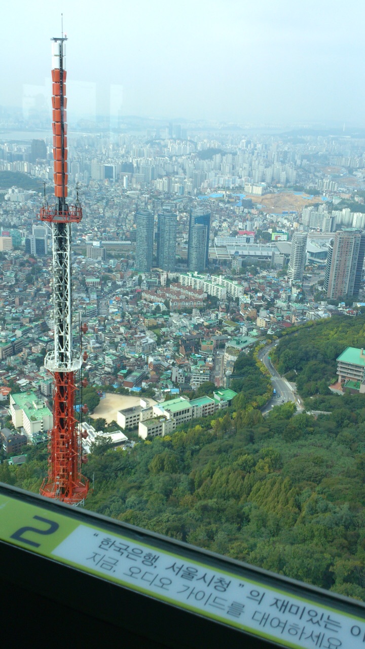 n首尔塔～位于韩国首尔特别市龙山区的南山,前称首尔塔或汉城塔,高