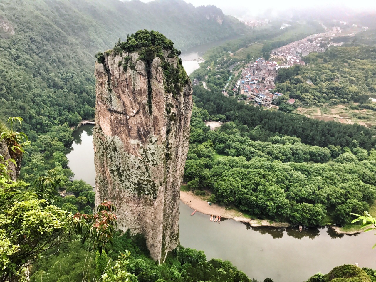 仙都风景名胜区位于缙云县,主要有六大景点:鼎湖峰,芙蓉峡,朱潭山