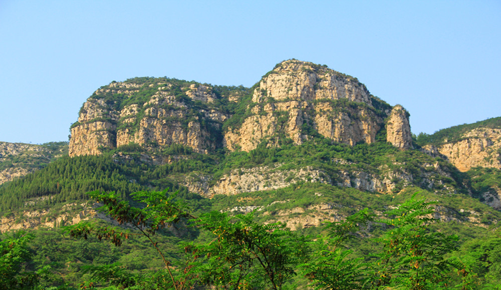 齐山风景区内有数公里长的陡崖峭壁,十分壮观.