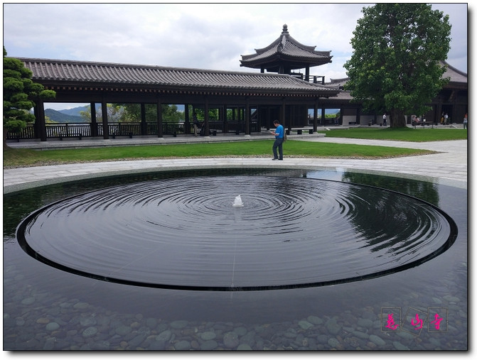 洛伽池四周地面,以石材铺装为同心圆,共十一圈,池水流动之时,地面的