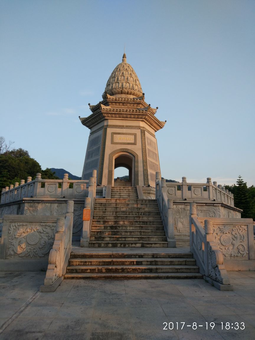 龙山脚下国恩寺,香火旺,现在扩大修辑,将来会更好.