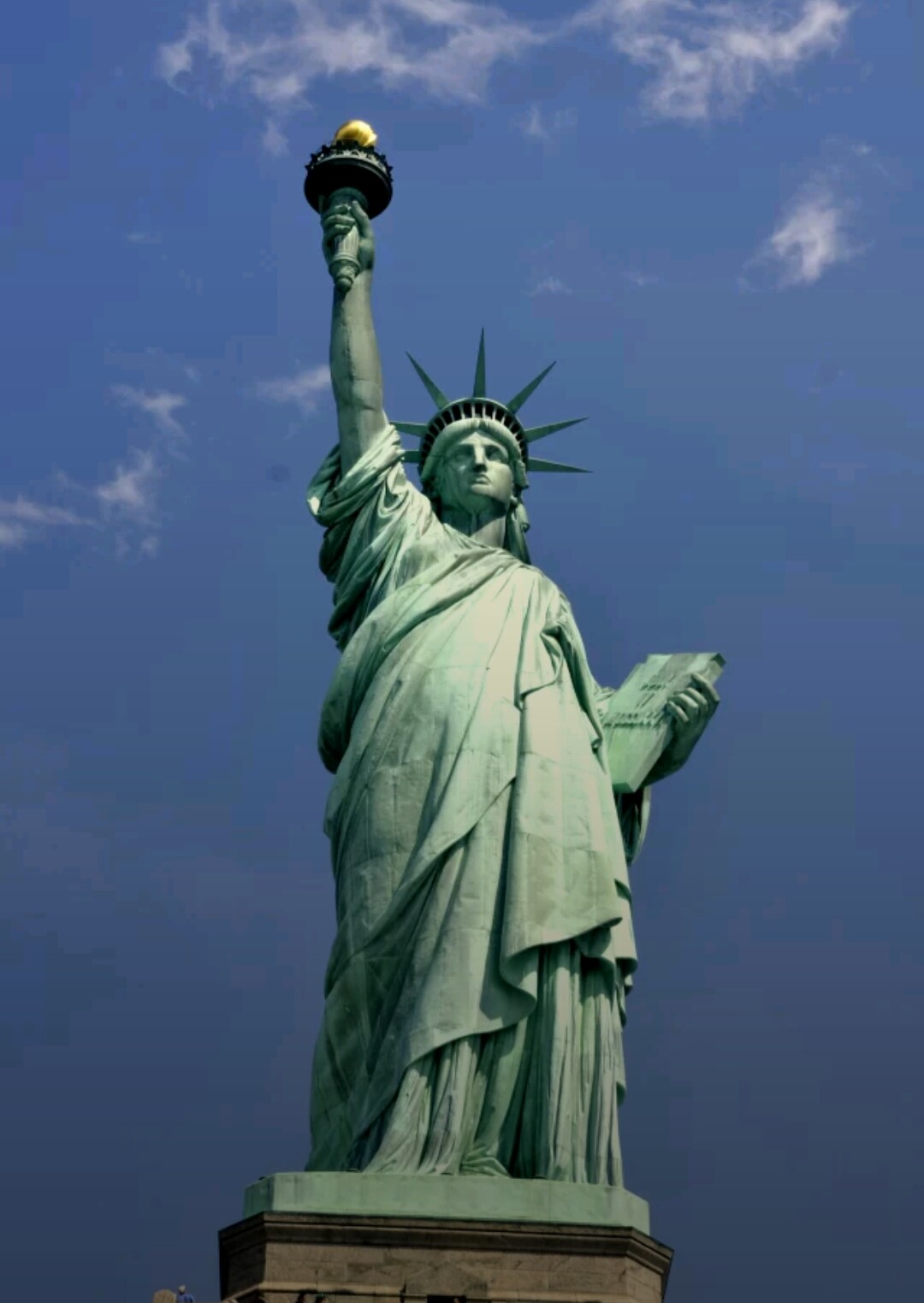 自由女神",于1874年～1884年建造,1886年10月28日正式矗立在美国纽约