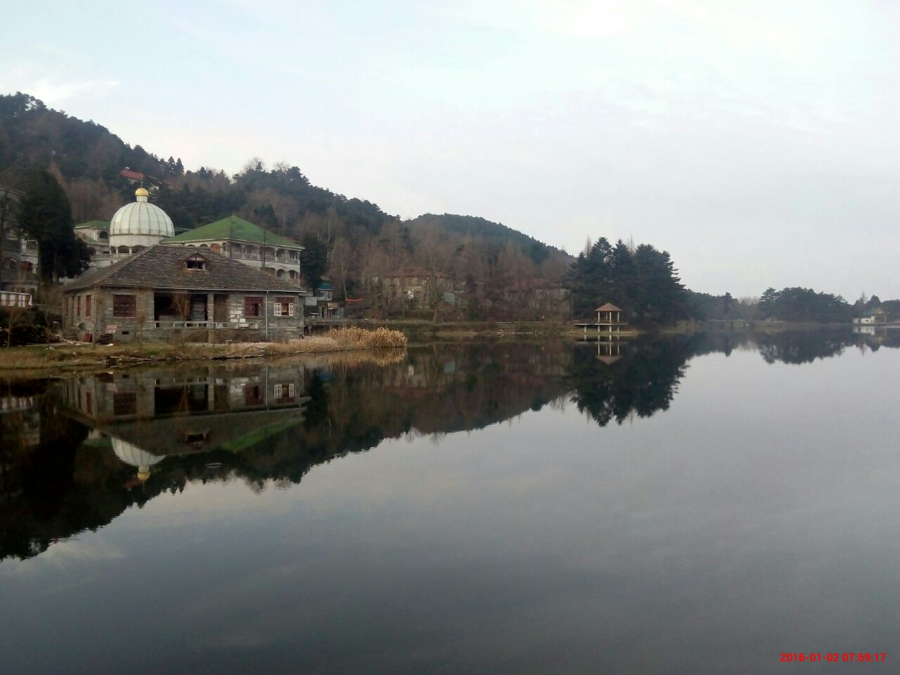 不用十分钟就到达如琴湖边。清晨的空气真是好,而且没有旅行社扎堆的人群,一切安静美好的让人不忍打破。白居易草堂。后修建的一个屋子,并没有什么特色,里面陈列展卖白居易的诗词等。遇到大批旅行团,把方圆小小的一片地描画的绘声绘色,人声鼎沸。突然萌生出一个念头,所谓出行,自助游是看风景寻心情,跟团游是听故事。虽说故事真假难辨,但是却也是各有一番风情。运气很好,没有雾没有风,如琴湖像一面质地上乘的镜面,倒映出天地万象,将这天地的美景都翻了倍。