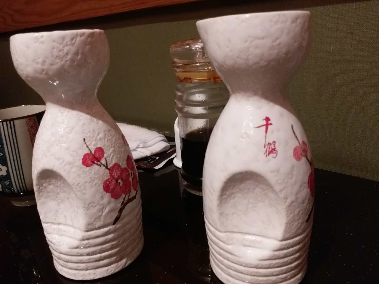 位于桂山大酒店一层,千鹤日本料理具有浓浓的的日本庭院风格,传统的榻榻米合室,优美的樱花树下,一条日本街带您回到遥远的江户时期,餐厅设有10个不同风格包厢,5个雅座,金碧辉煌的寿司吧台,精细的串烧和铁板区。这次去桂林住在桂山大酒店千鹤就在酒楼的一层设有自助和单点自助是180一位的选择还是不少的刺身烧烤手卷什么的都有并且是包括酒水的很喜欢她们家的波子汽水和一般的有一点不同看起来就是一般的汽水可是喝起来有一粒一粒的东西觉得很诡异^_^,吃过一次自助吃过一次单点还是假如想吃刺身什么