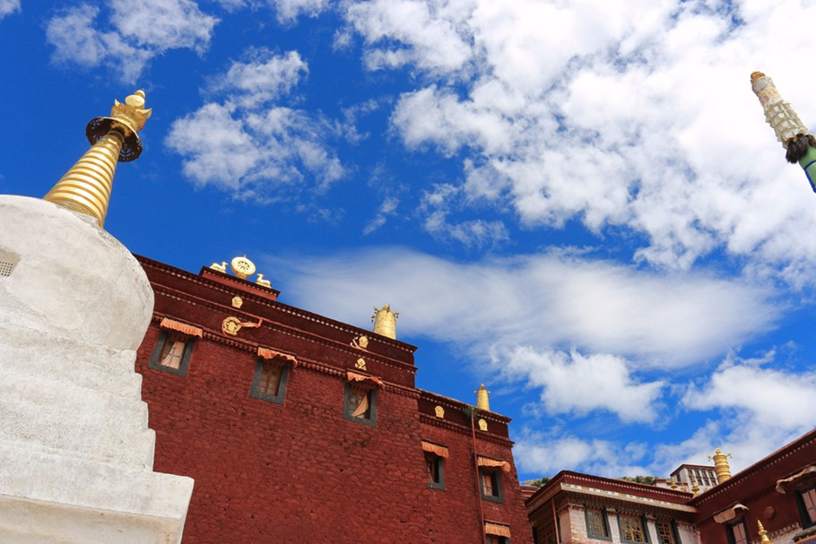 甘丹寺  宗喀巴大师是在甘丹寺圆寂的,灵塔内还尚存宗喀巴的肉身灵塔