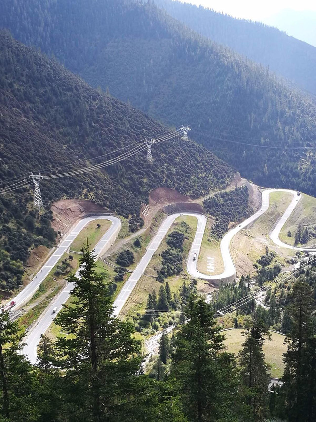 折多山,藏语弯曲的意思,盘山公路确实是九曲十八弯