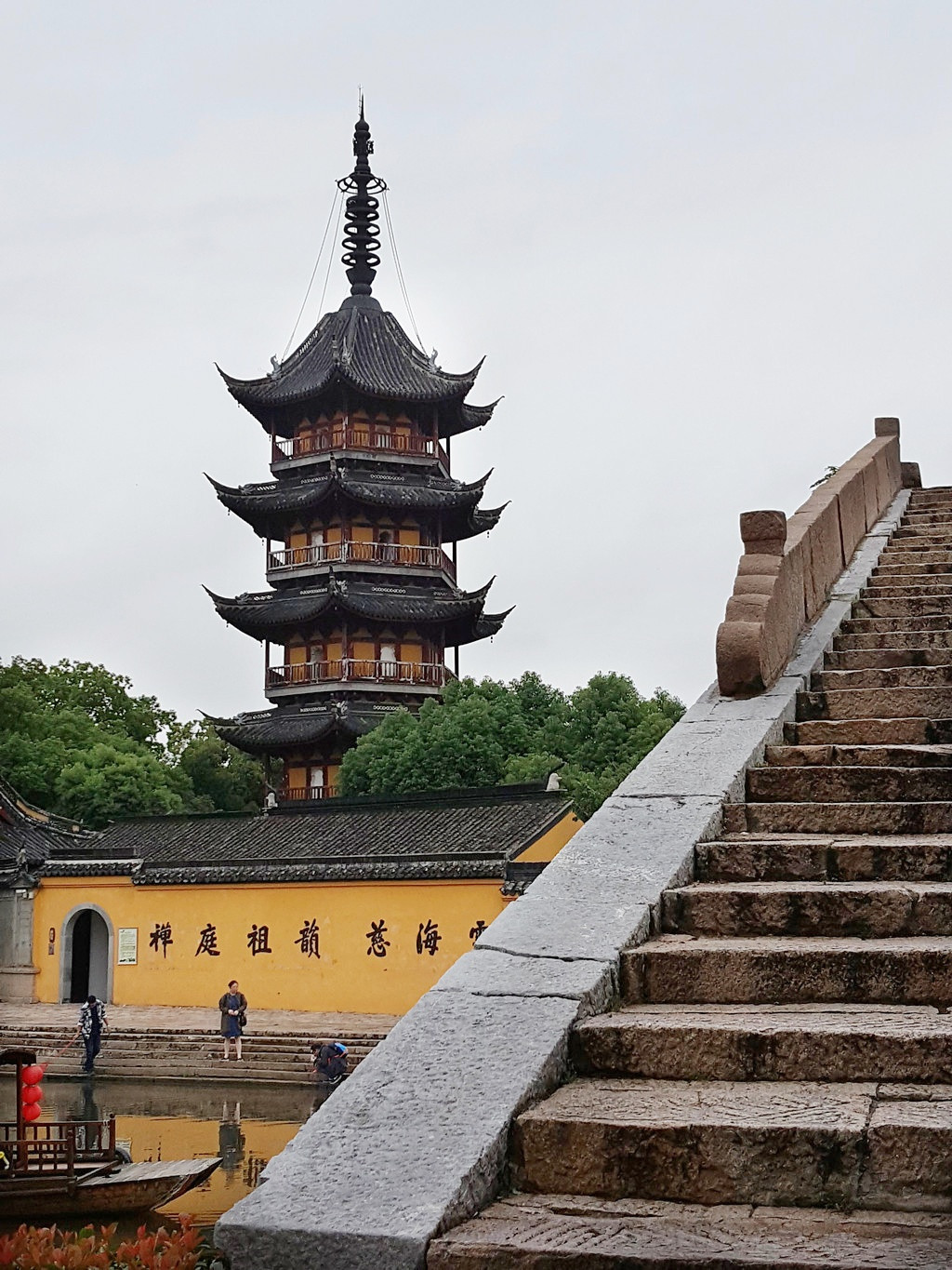 慈云寺塔原名叫广济寺,看资料已经有1700多年了,维护后的寺庙外墙很新