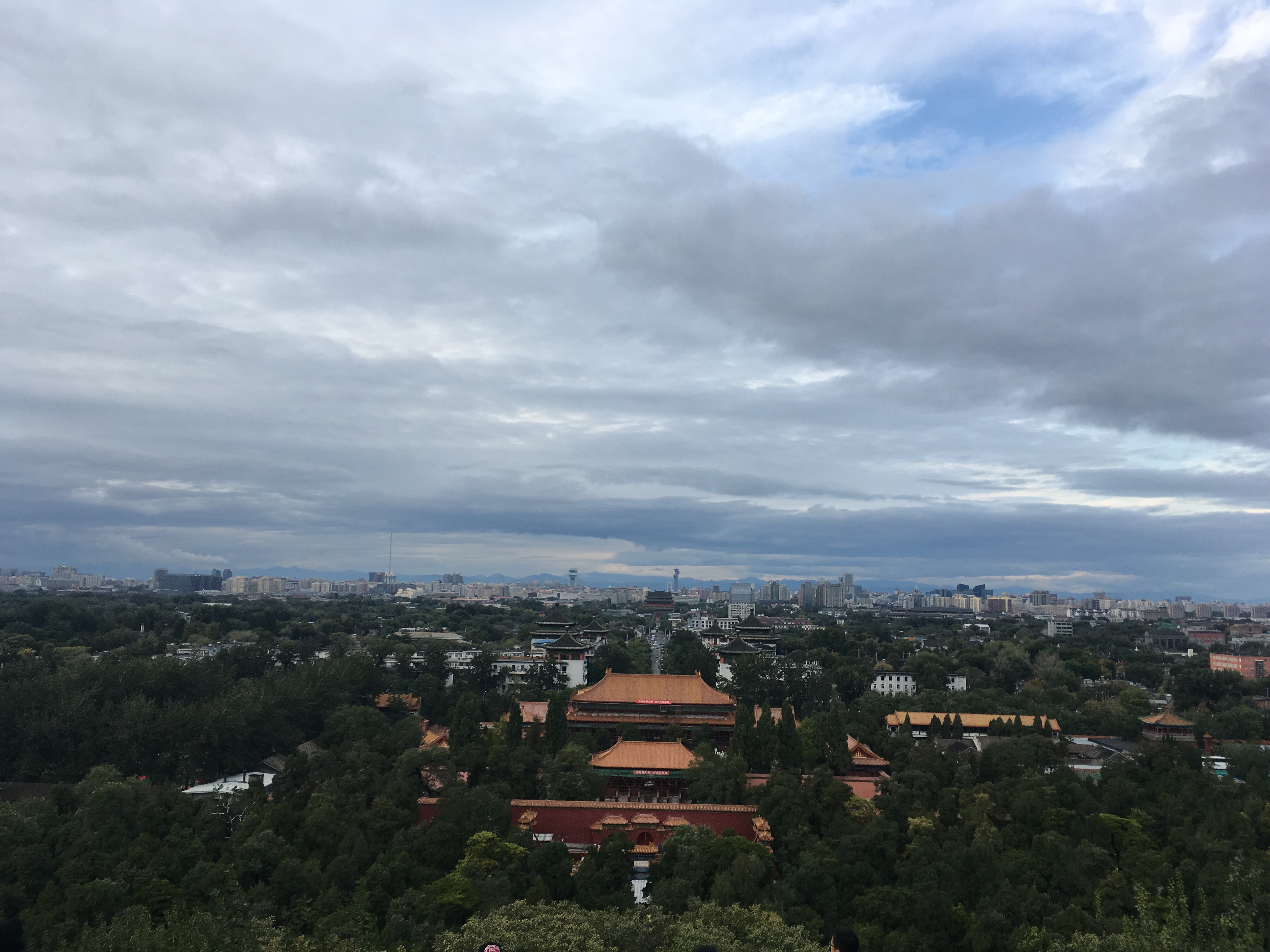 游完故宫,过对面马路就是景山公园,爬到山顶大约20分钟,可以俯瞰整个