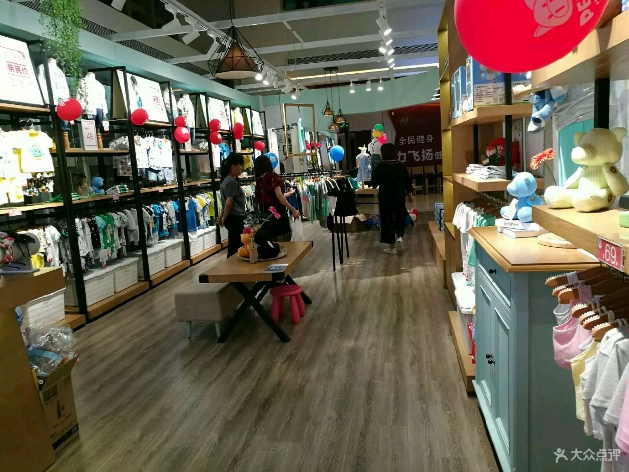 pepc小猪班纳一家专卖婴幼儿,儿童服装的专卖店,店铺位于铂顿城二楼